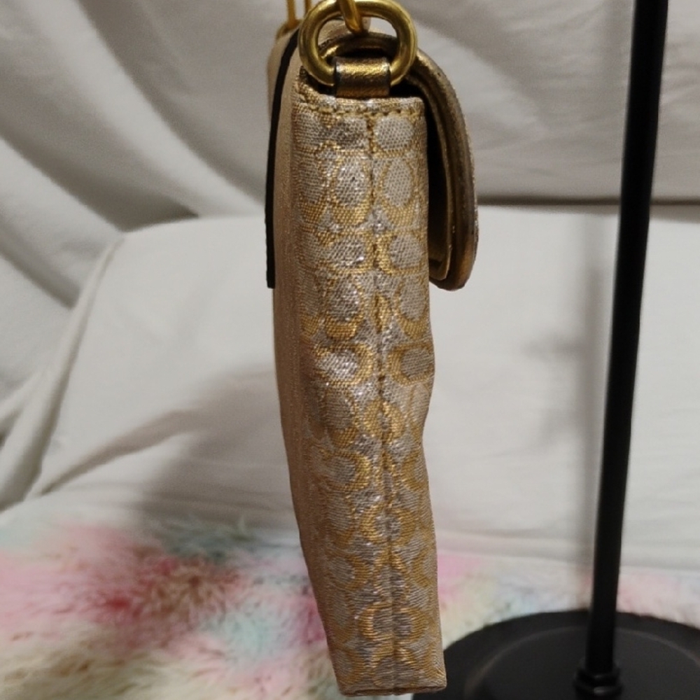 Coach Gold Shimmer
Signature Canvas Leather
Vintage Metallic chain shoulder bag - Picture 7 of 12